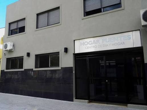 Fachada de entrada de Hogar Puentes, hogar y centro de día para personas con discapacidad en Villa Ballester